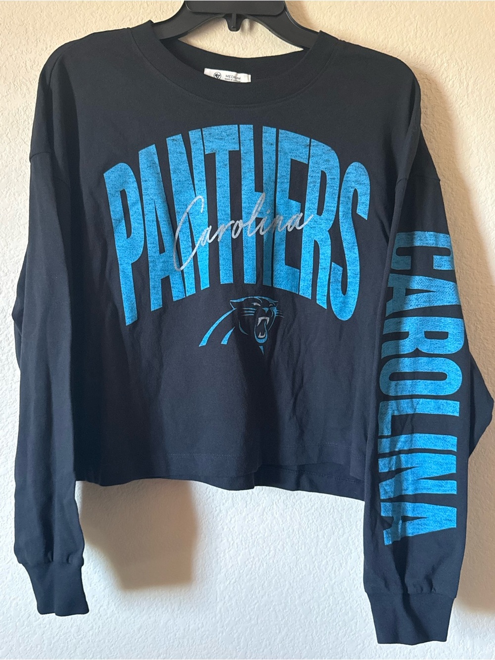 ’47 Women’s Carolina Panthers NFL Cropped Sweatshirt Long Sleeve Black/Blue M